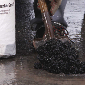 Kaltasphalt aspha-plast aus dem Sacke entnehmen